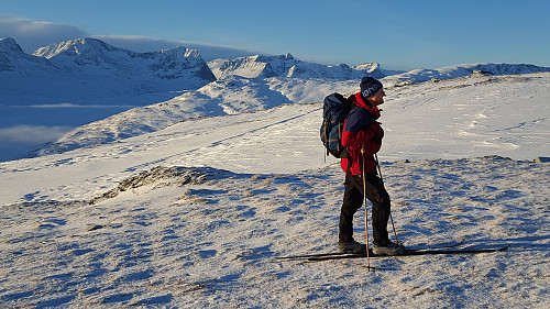 Innerdalsfjell og tåketeppe i dalbunnen