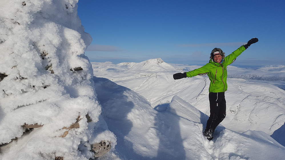 Gladjente ved varden med hennes favorittfjell Snota i bakgrunnen!