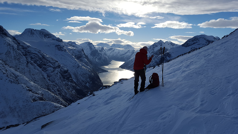 Eikesdalsvatnet langt der nede..
