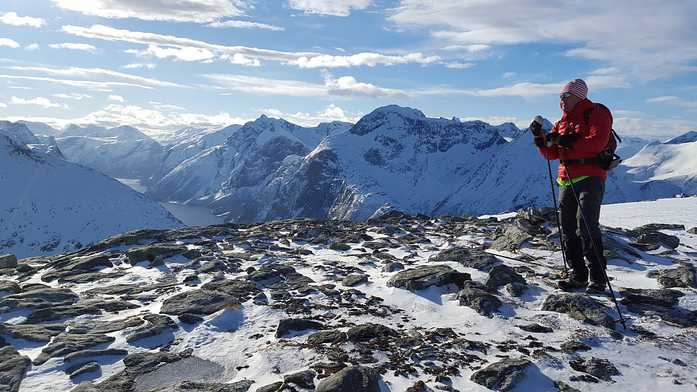 Topper på vestsiden av Eikesdalsvatnet, bl.a Sjøvdøla. Sett fra Litlefjellet.