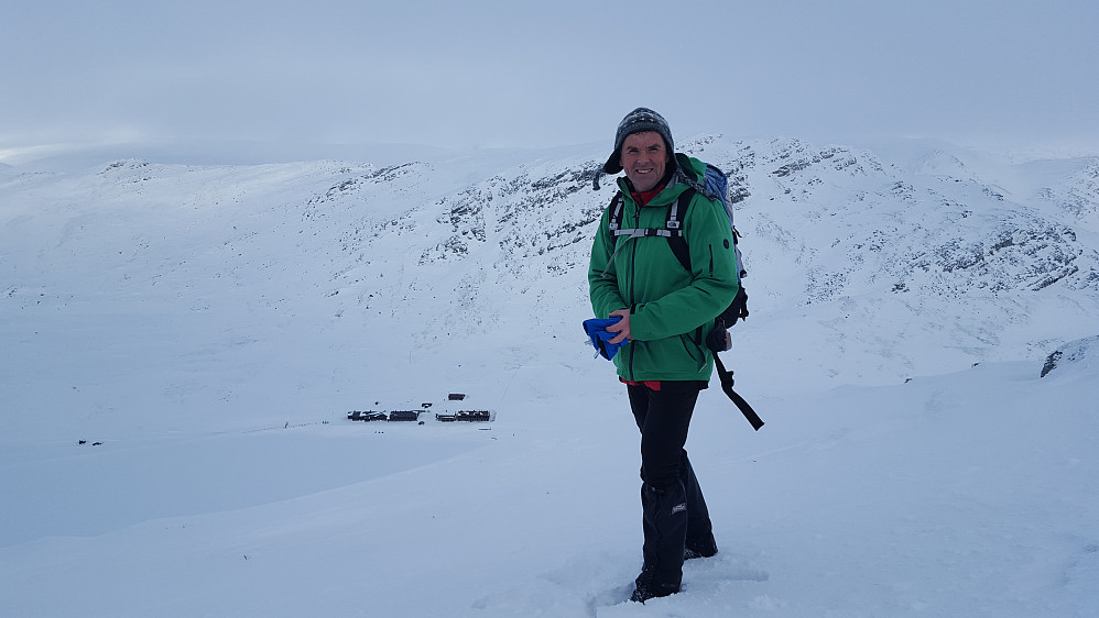 På Baksidevassberget med Smuksjøseter Fjellstue rett nedenfor.