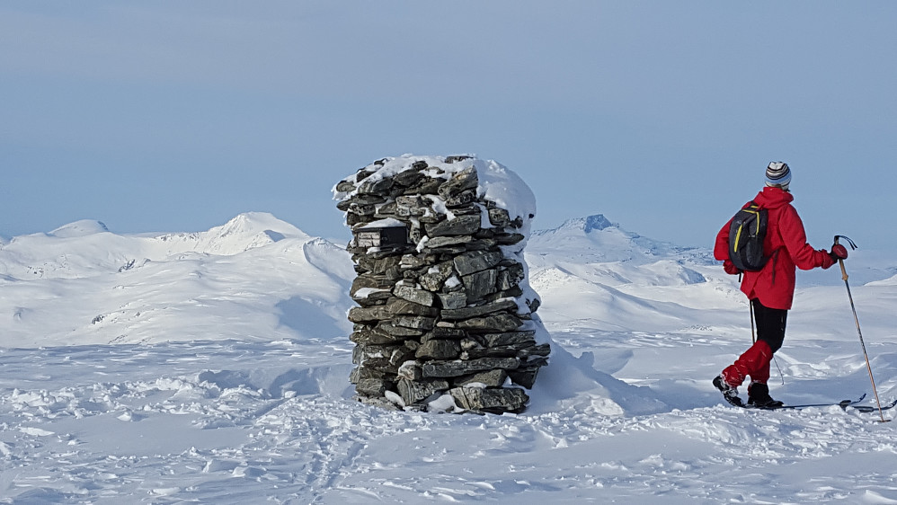 Kråkvasstind med Snota-toppene i Trollheimen på hver side av varden.