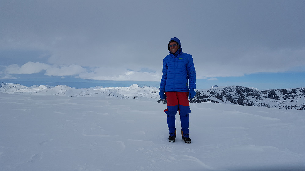 Begge Snota-toppene i Trollheimen stikker opp på hver side