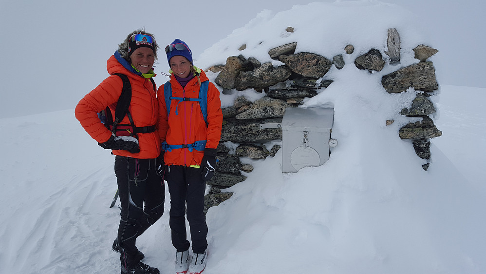 Jentene & favorittfjellet Snota :)