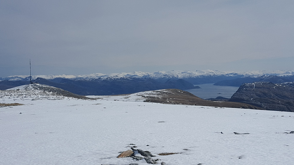 Mot masta på Steinfjellet. Nordfjord til høyre