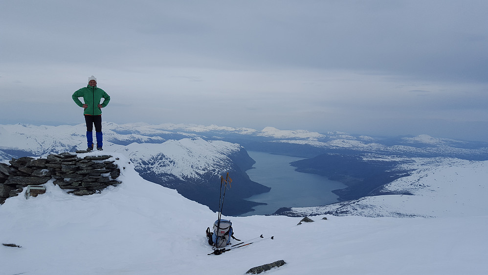 På Skjorta 1711 moh med Eresfjorden langt der nede