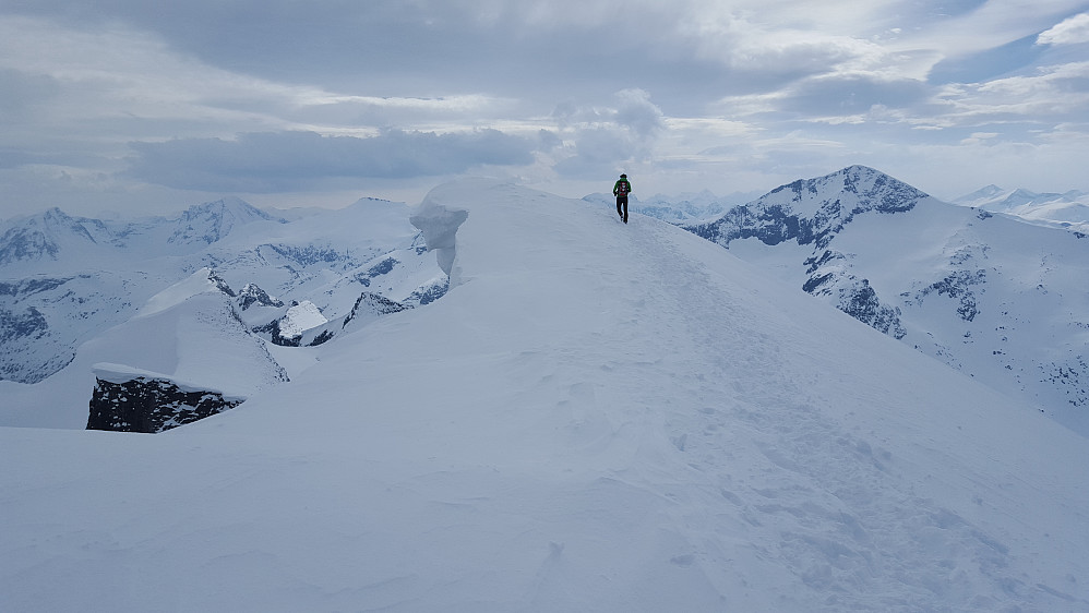 På Ryssdalsnebba 1618 moh med Skjorta 1711 moh til høyre