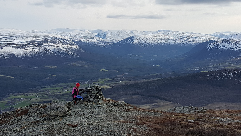 Fin utsikt fra Stensesbruna S. Dindalen midt i bildet