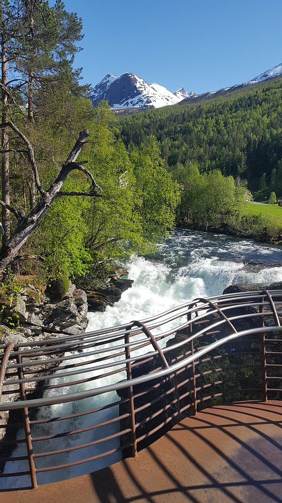 Gudbrandsjuvet. Trollkyrkja i bakgrunnen til høyre
