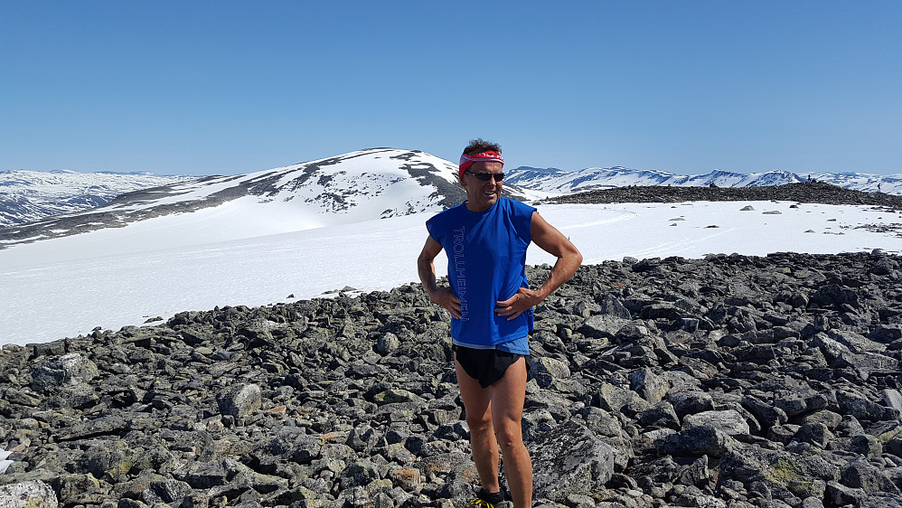 På Tystigbreatind med Kvitlenova bak