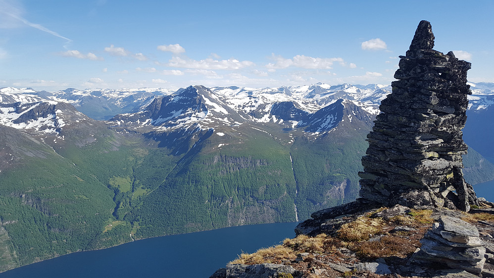 Avsidesliggende Oaldsbygda nede ved Sunnylvsfjorden med Geitfjellet opp til høyre for bygda
