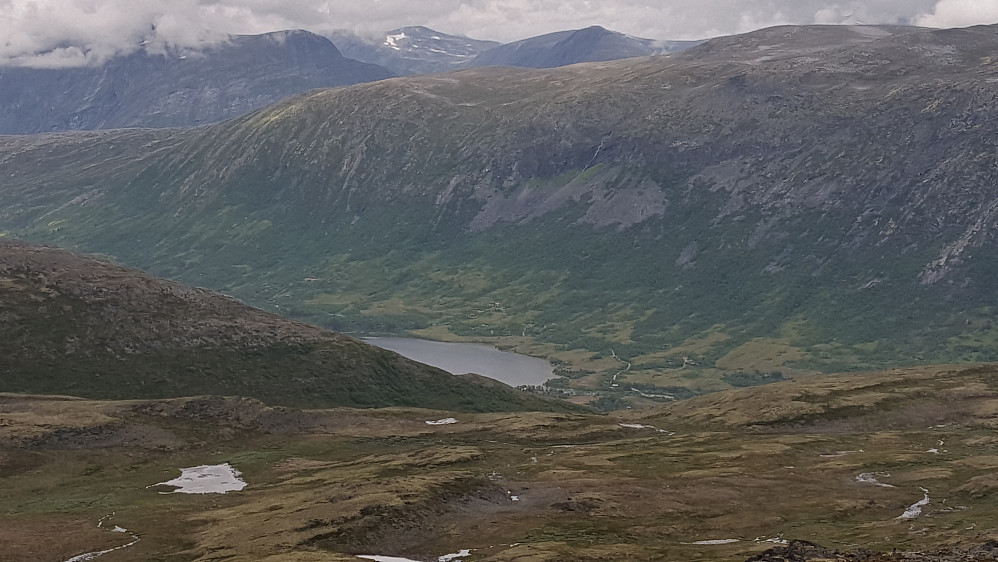 Vangshaugen (KNT) ligger nede ved Storvatnet