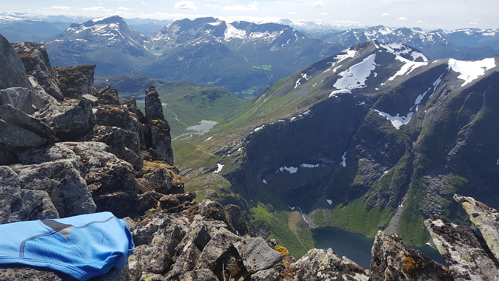 Blåfjellsegga til høyre - Sunndalsnipa og Eidskyrkja bak - Gjegnen lengst bak..