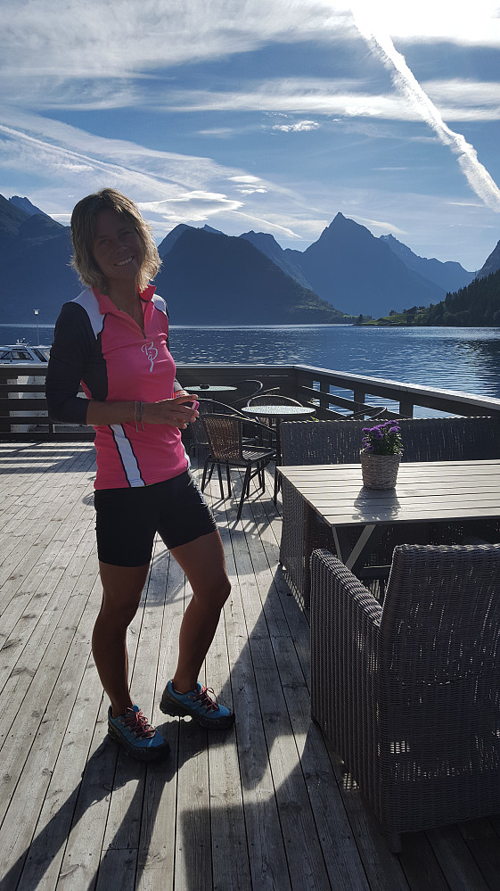 Morgenstemning i Sæbø med Slogen i bakgrunnen