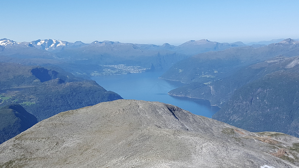 Stranda midt i bildet