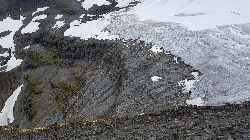 Rutevalget ble på de skrå svaene foran breen 