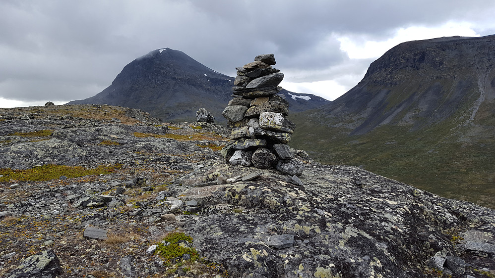 Liten fortopp til Finnshalspiggen - Lauvhøe i bakgrunnen og Eisteinhovde til høyre