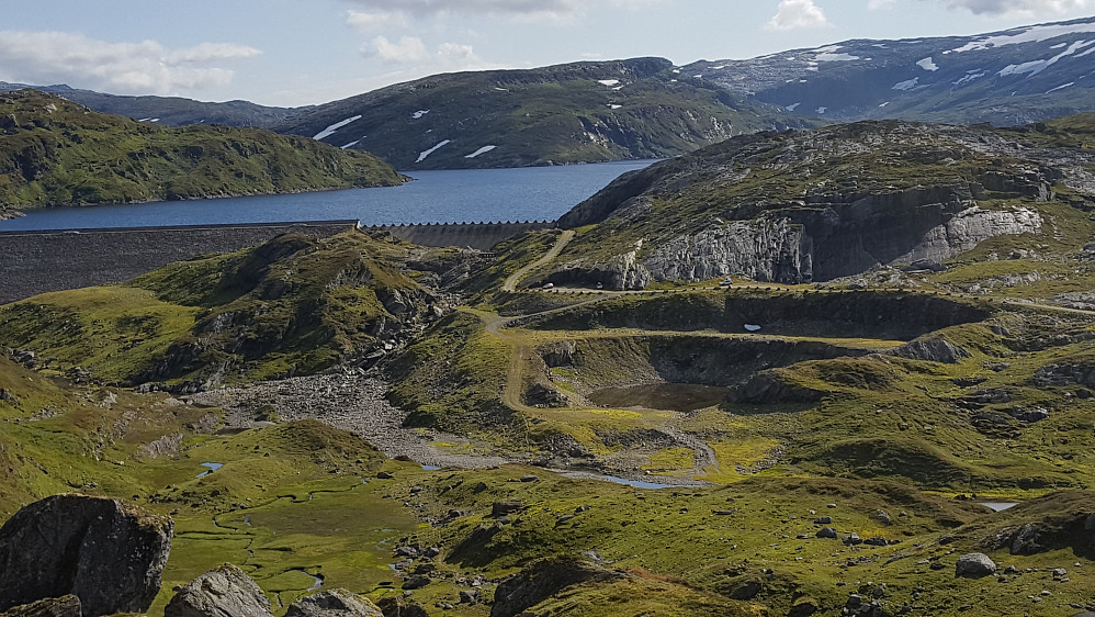 Demningen og p-plassen ved Volavatnet