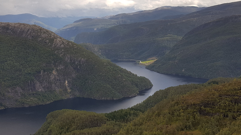 E16 kan skimtes mellom Dalseid- og Trollkonetunnelen.