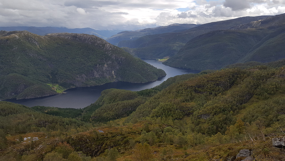 Tyssebruni til venstre nede ved Bolstadfjorden ser ut til å være en avsidesliggende plass
