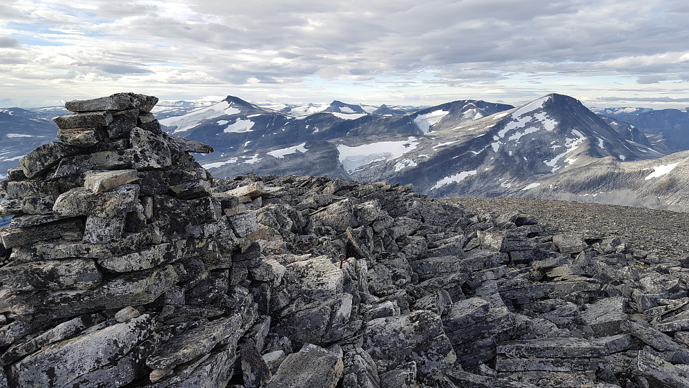På Høgtunga med Pyttegga, Høgstolen og Karitinden i bakgrunnen