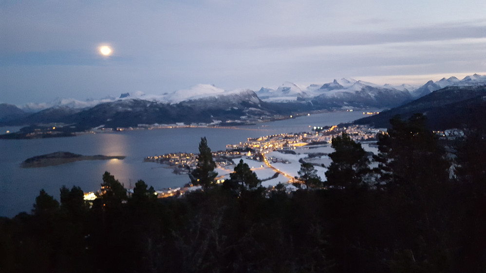 Vestnes - og månen