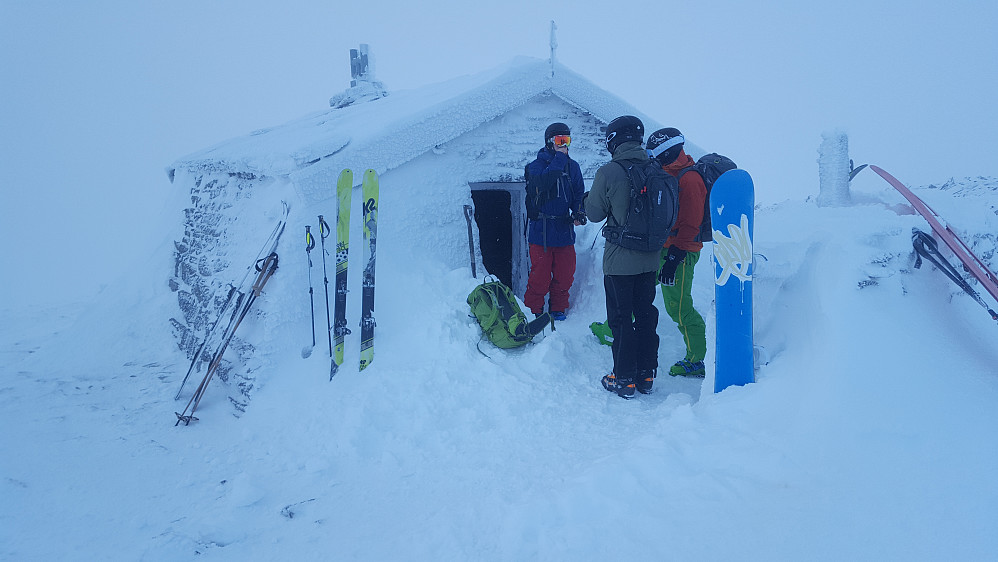 Steinbua på toppen er en populær destinasjon for ski- og snøbrettkjørere i alle aldre. Artig :)