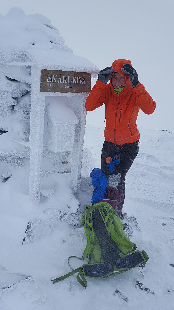På Skåkleiva i et øyeblikk snøværet da ga seg.. Men vinden var der - og humøret også :)