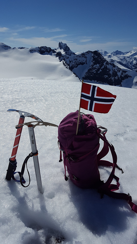 Nasjonaldag :) Gjuratinden i bakgrunnen