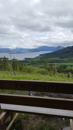 Kvilebenken oppe i lia