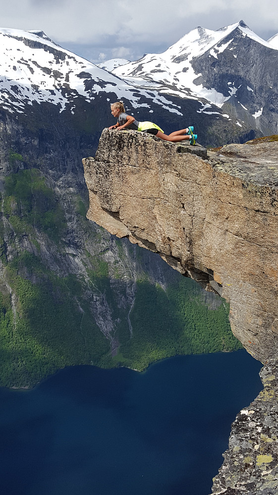 Katthammaren "base jump" - populært for basehoppere. Nora hoppet IKKE ;)