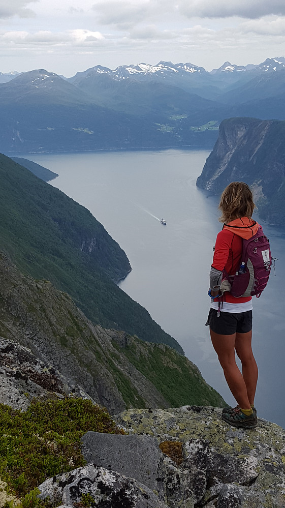 Fin utsikt fra Åkernesnibba. Hurtigruta på vei til Geiranger nede på Sunnylvsfjorden
