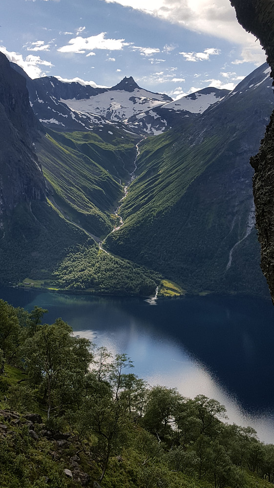Vakre Eikesdalen med Eikesdalsvatnet, Hoemsbu (til venstre i bildet) og Gjuratinden ruvende i bakgrunnen.
