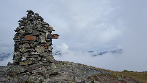 Tåke rundt toppen