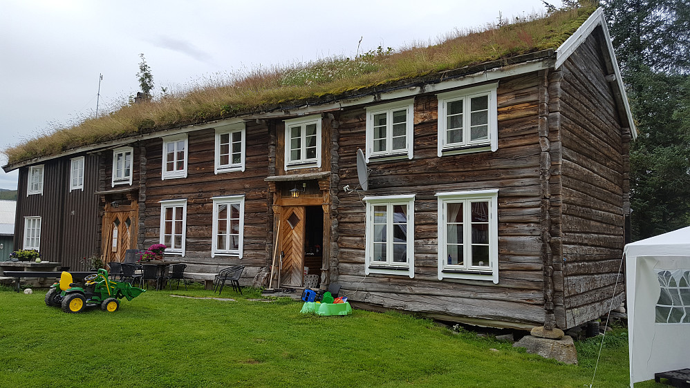 Fin gammelstuggu. Utviklingen på Kårøyan de siste 50 år kan vel nærmest kalles katastrofe. Ingen flere bilder ble tatt.