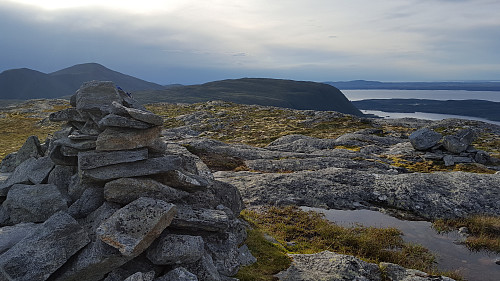 På Nordfjellet - utsikt mot Skålvassfjellet og Storfonna