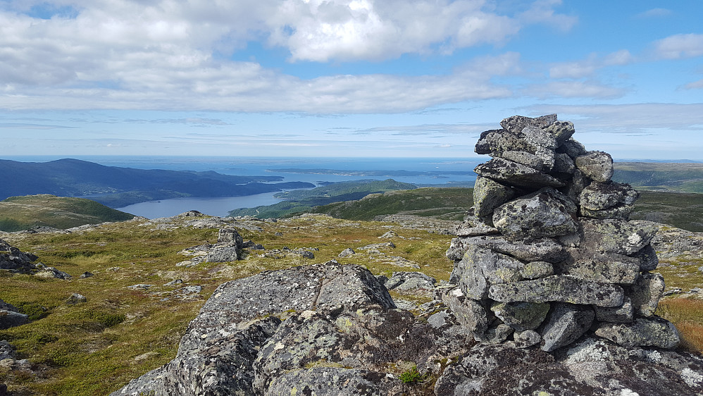 Utsikt fra Vikafjellet mot Aursundet - Ertvågsøya - Gjerdavika - Grisvågøya. Flate Smøla med alle vindmøllene lengst bak