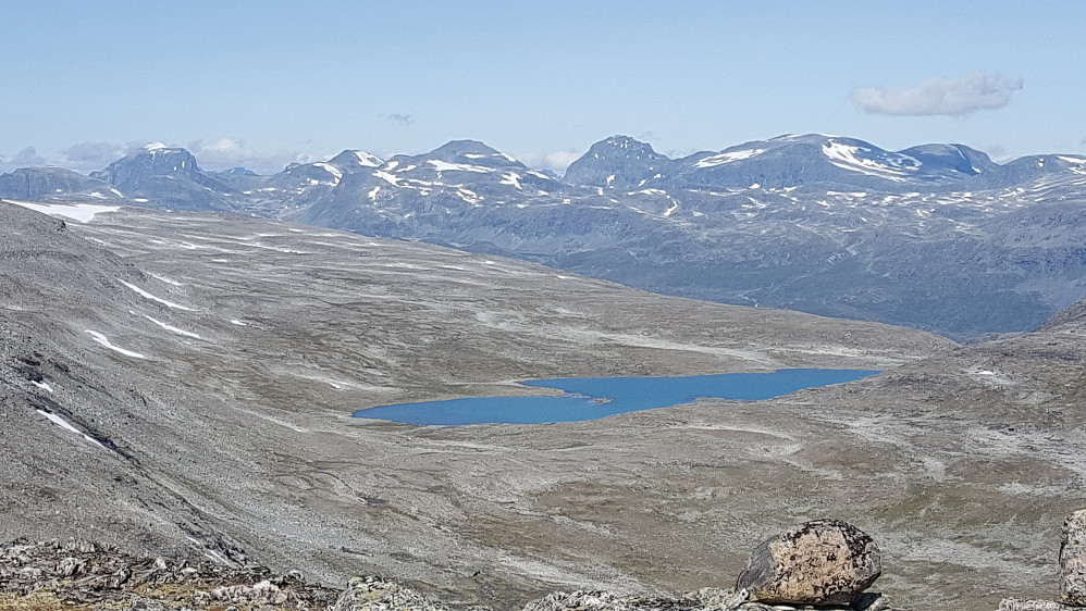 Fjellpanoramaet øst for Eikesdalsvatnet med bl.a Vikesoksa, Midtfonntinder og Slotthøer