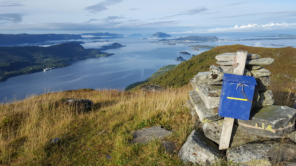 Fin utsikt mot Ålesund og øyene