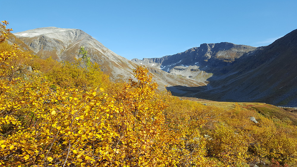 Nydelig høststemning i Gudbrandsdalen :)
 Remsfjellet (øst for) til venstre og Krikefjellet til høyre. Høgstolen rett bak disse fjellene, men foreløpig usynlig.