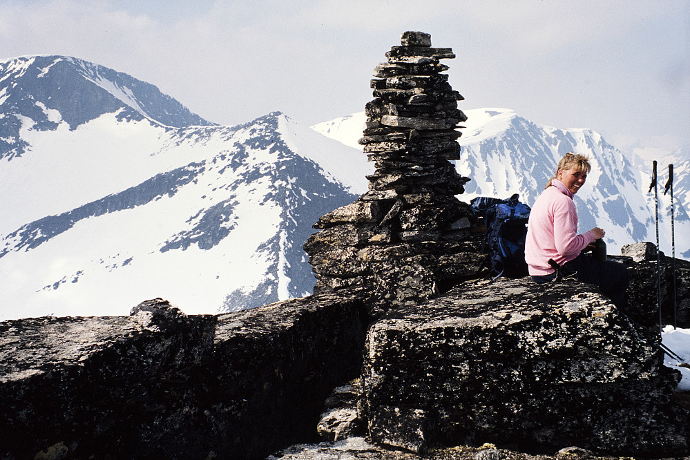 På Østre Somrungnebba. Pyramiden, Storsomrungnebba og Storsalen i bakgrunnen