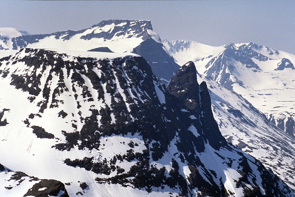 Innerdalstårnet & Tårnfjellet med Skarfjellet bak 
