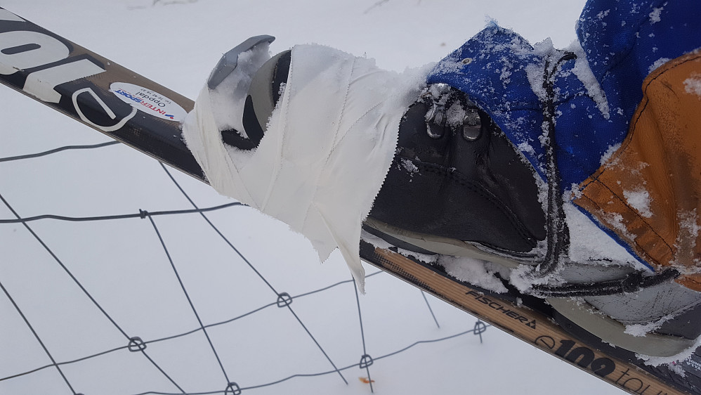 Sportstape ble løsningen for å komme velberget tilbake til bilen..