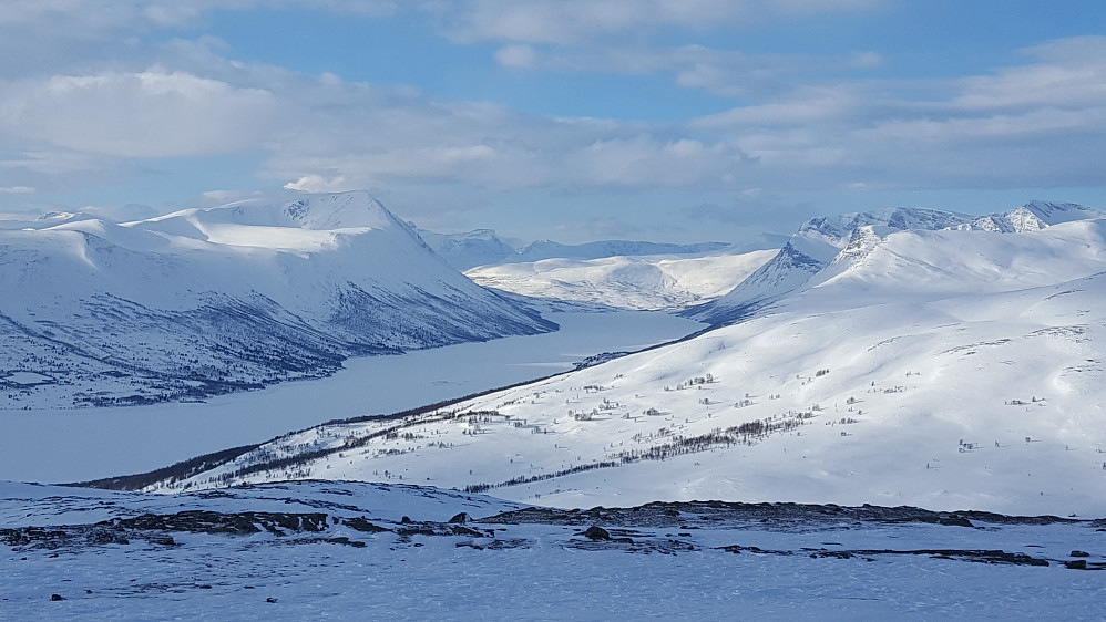 Utsikten innover vakre Gjevilvassdalen fra Bårdsfjellet (1146 moh)