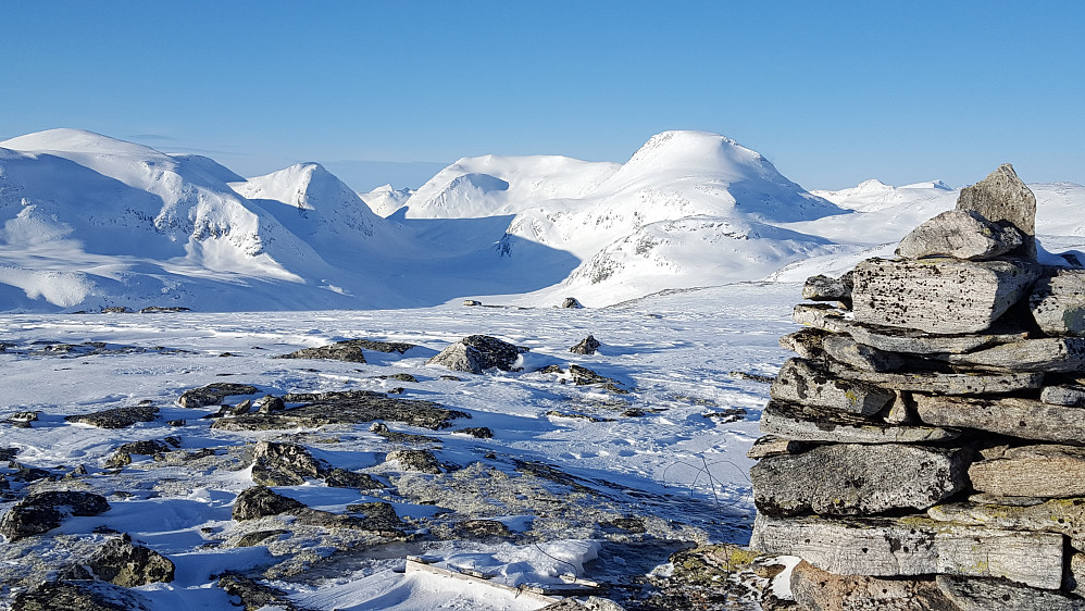 Hånådalstinden (1806 moh) rager høyest mot nordvest