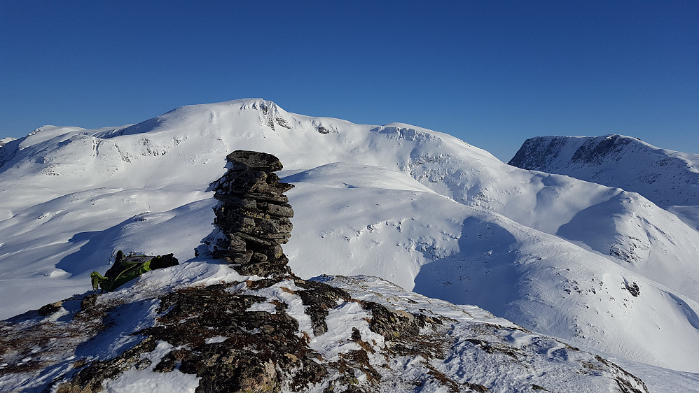 Hattemakaren med Eidskyrkja og Sunndalsnipa i bakgrunnen