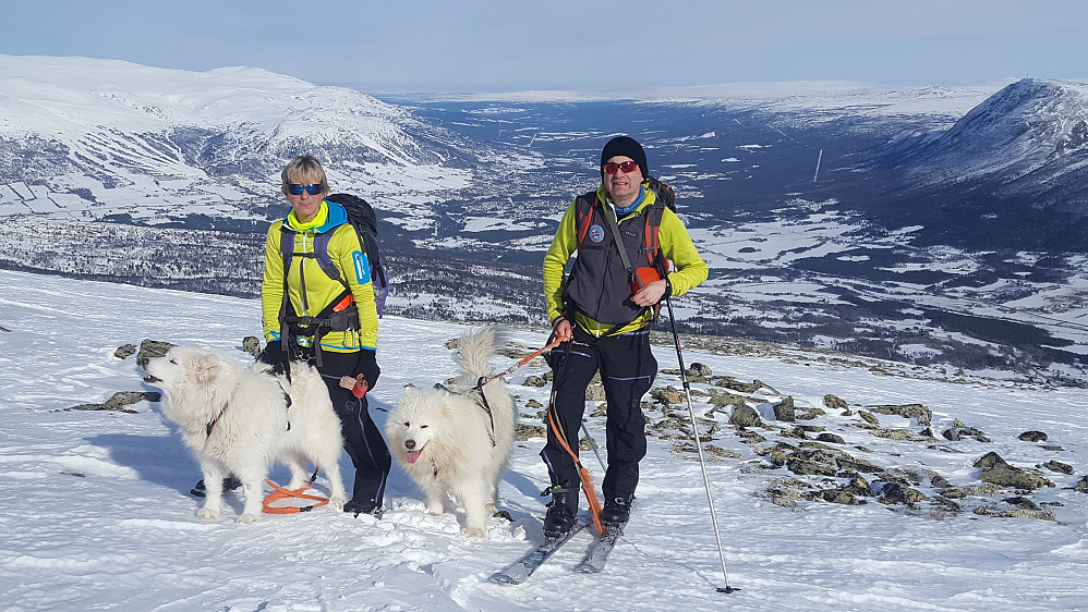Oddveig & Egil med vakre Oppdalsbygda i bakgrunnen :)
