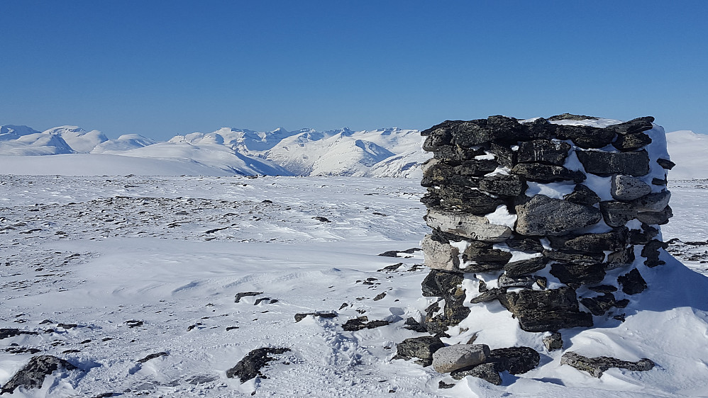 På Svartdalskollen med de flotteste Sunndalsfjell i bakgrunnen