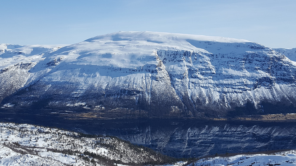 Glitteregga speiler seg i Hornindalsvatnet