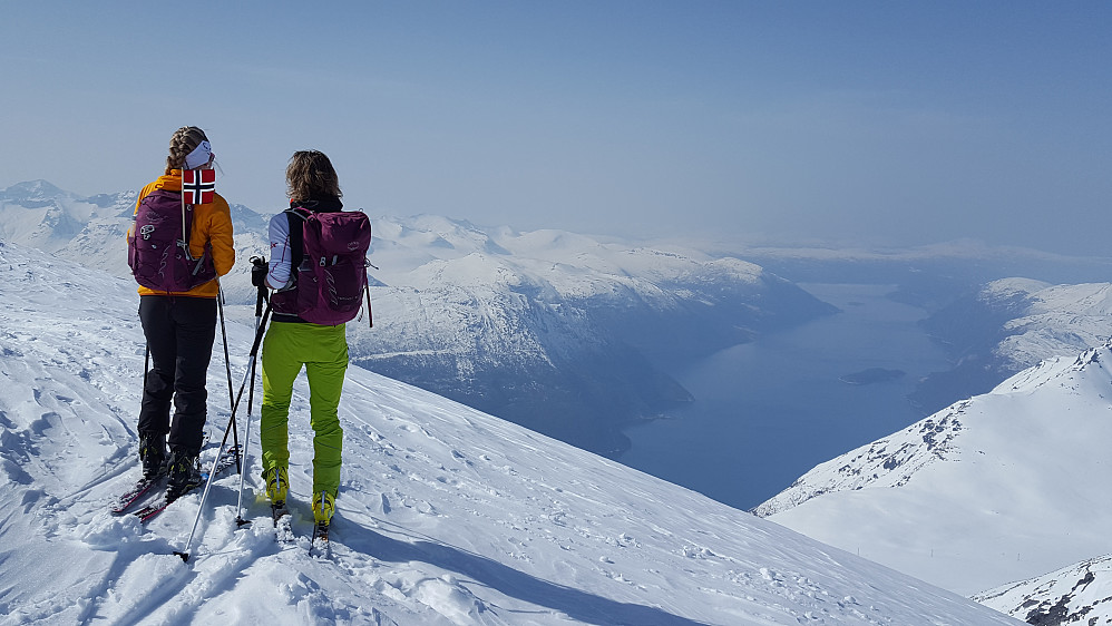 Det fine utsynet mot fjell & fjord